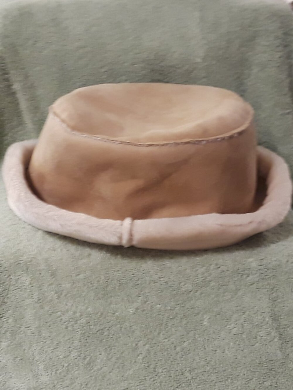 Hat-NWOT David & Young Tan & Cream Cozy Chic Faux Fur/Shearling Brim Bucket  22"